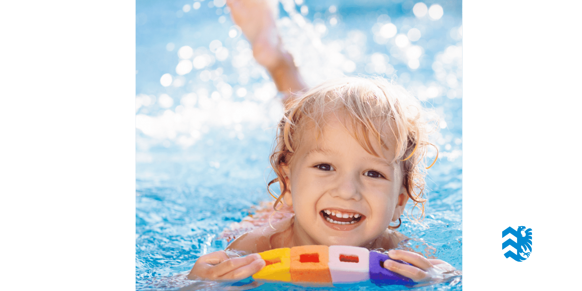 Kleinkind mit Schwimmhilfe im Wasser