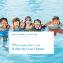 Kinder nebeneinander im Schwimmbadbecken