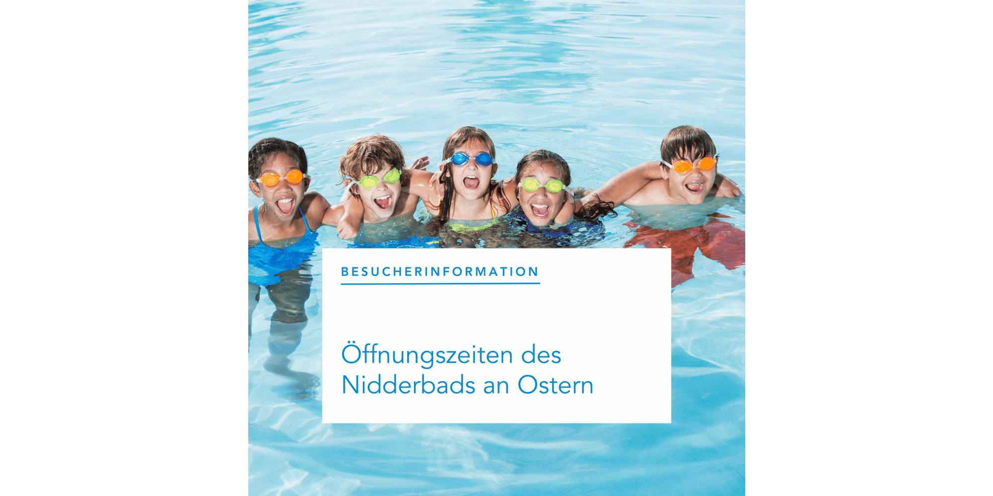 Kinder nebeneinander im Schwimmbadbecken