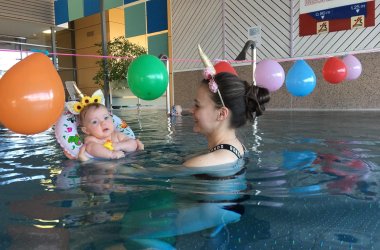 Mutter mit Baby im Wasser