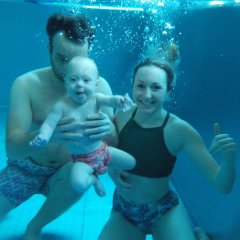 Familie taucht unter Wasser mit Baby