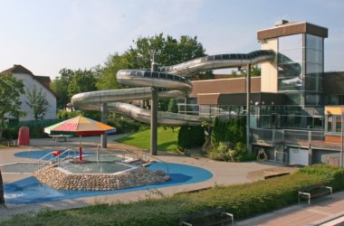 Freibad Ansicht Babybecken und Rutsche