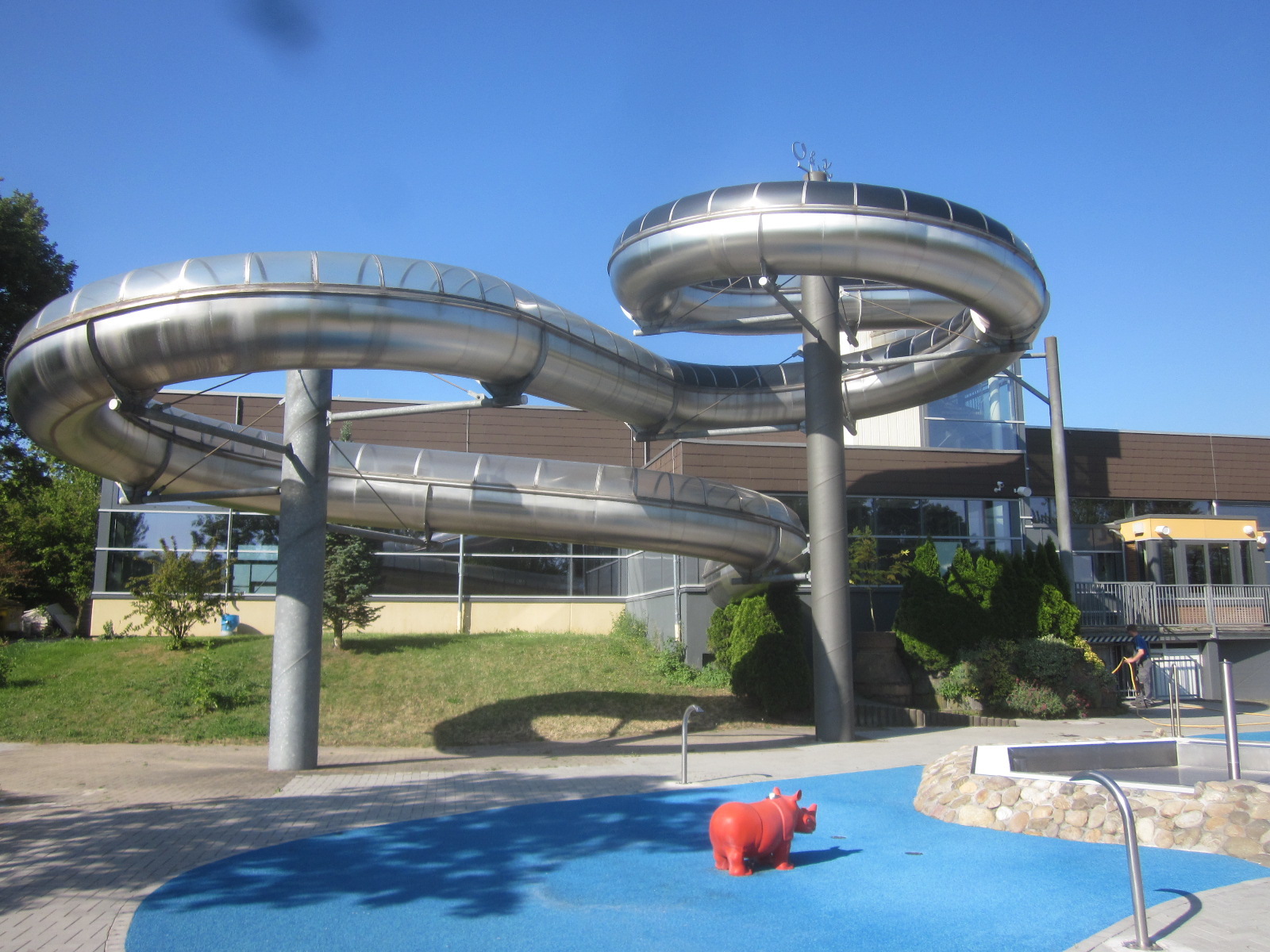 Außenansicht Rutschenanlage Schwimmbad