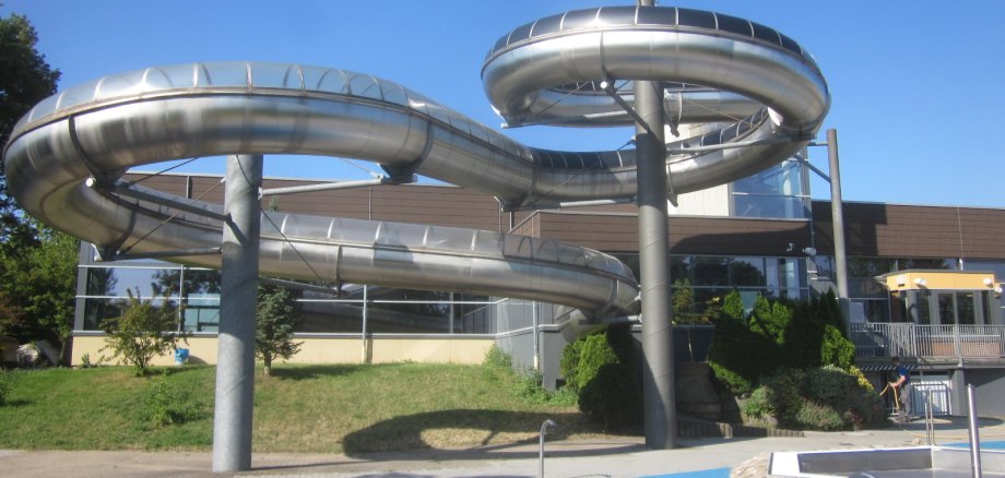 Außenansicht Rutschenanlage Schwimmbad